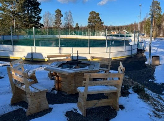 Vy över grillplats och hockeyrink