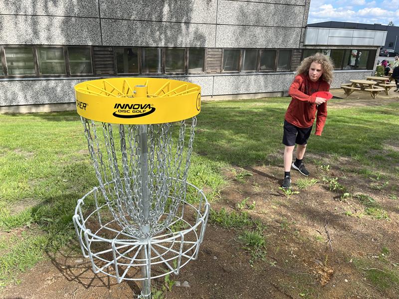 gutt som spiller frisbeegold