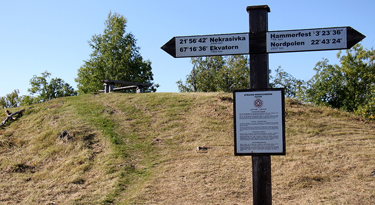 Informationsskylt på gräskulle