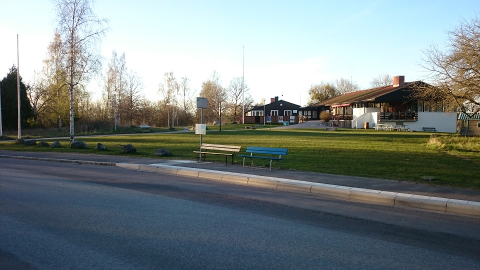 Busshållplats med bänkar.