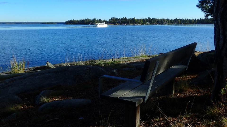 Bänk med utsikt över Stora Värtan. Foto Lidingö stad.