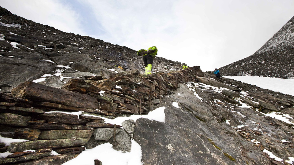 Under bygget av stentrappan längs Västra leden.