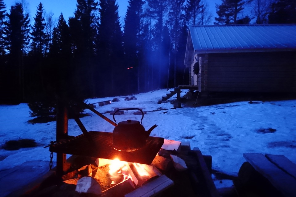 Framför stugan finns en grillplats. Stugan är trevlig att övernatta i även vintertid. Foto: Johanna Öhrling, Länsstyrelsen