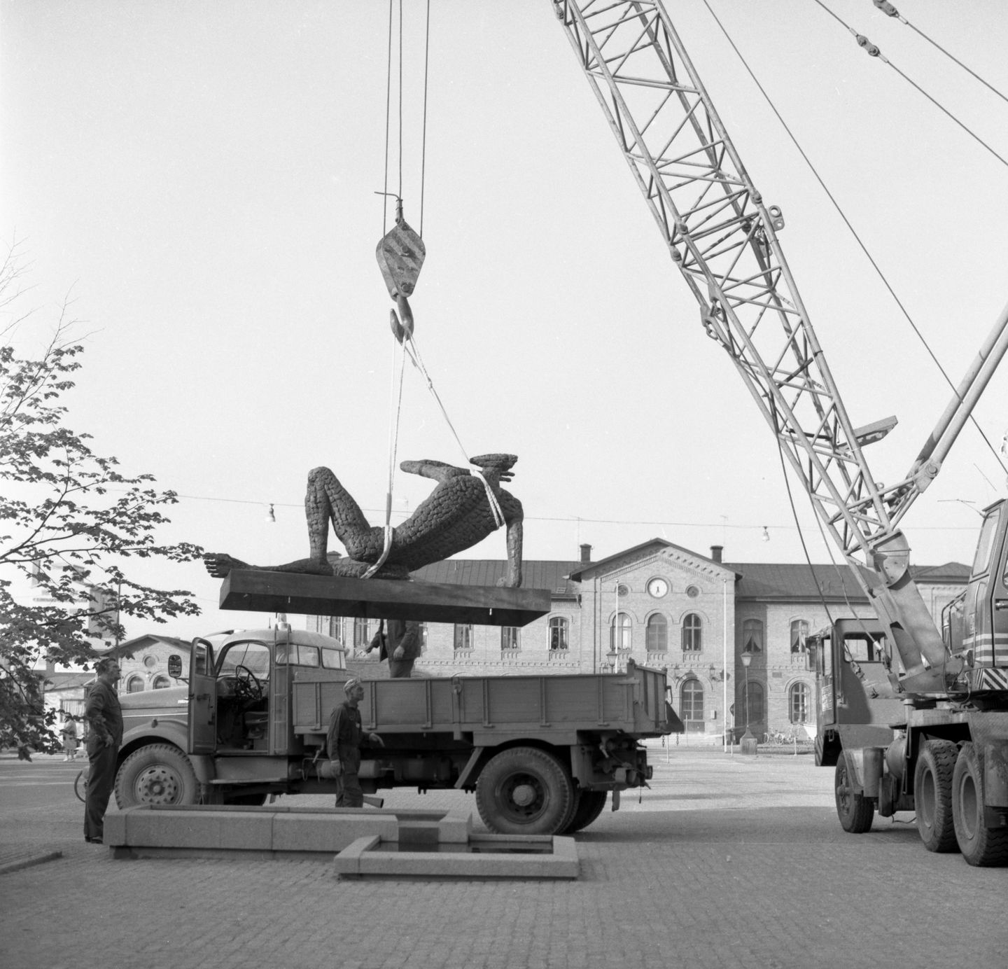 Fågelmannen av skulptören Liss Eriksson sätts på plats på torget i Arvika 1971.