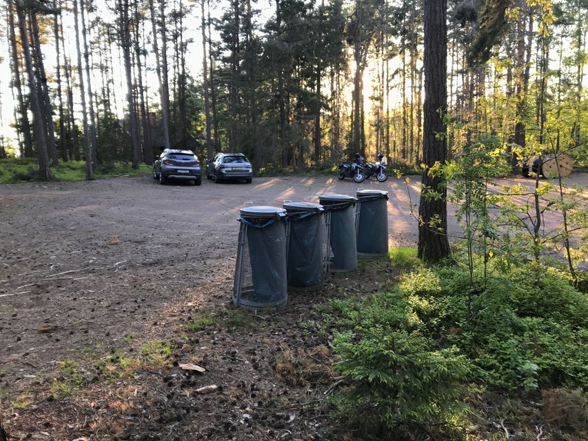 Soptunnor vid parkeringen, Hammarö sydspets