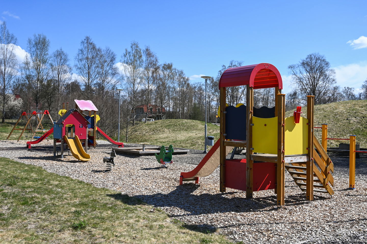 Lekplats med rutschkanor 