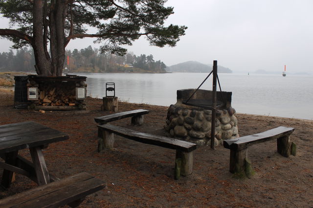 Eldplats vid södra stranden i Brandalsund naturreservat