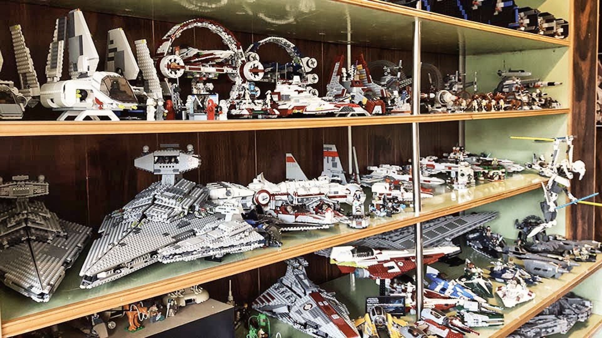 Bild på hyllor som är fulla med Star Wars legofigurer 