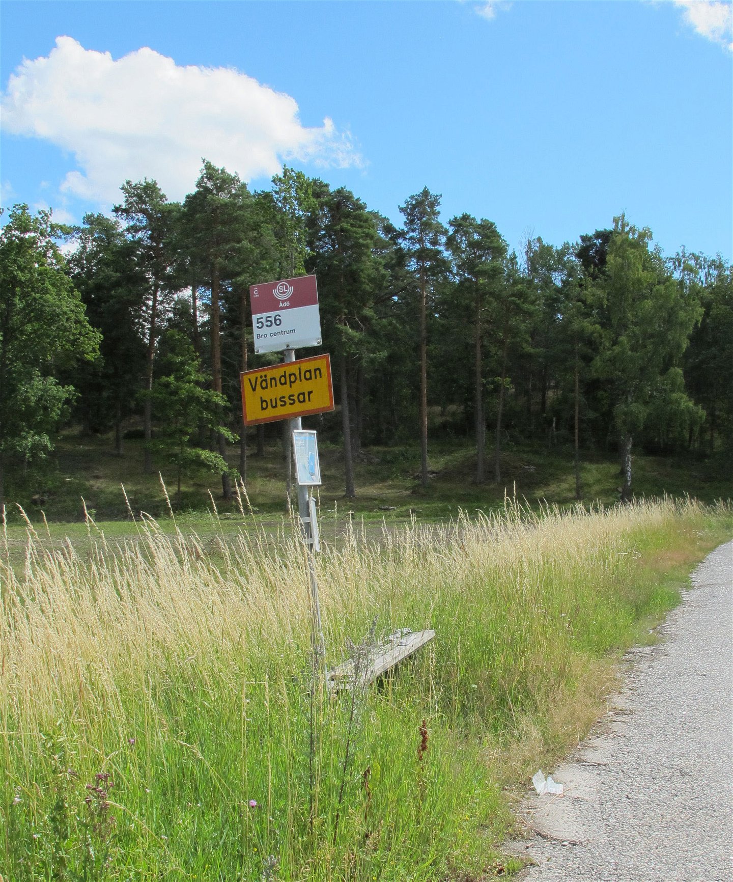 Busshållplats Ådö. 