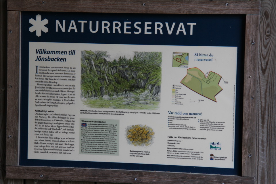 Informationstavla över naturreservatet.