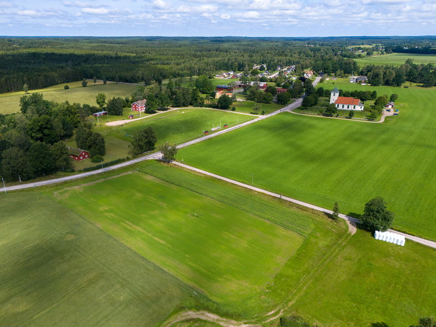 Fotbollsplanen syns på andra sidan vägen. 