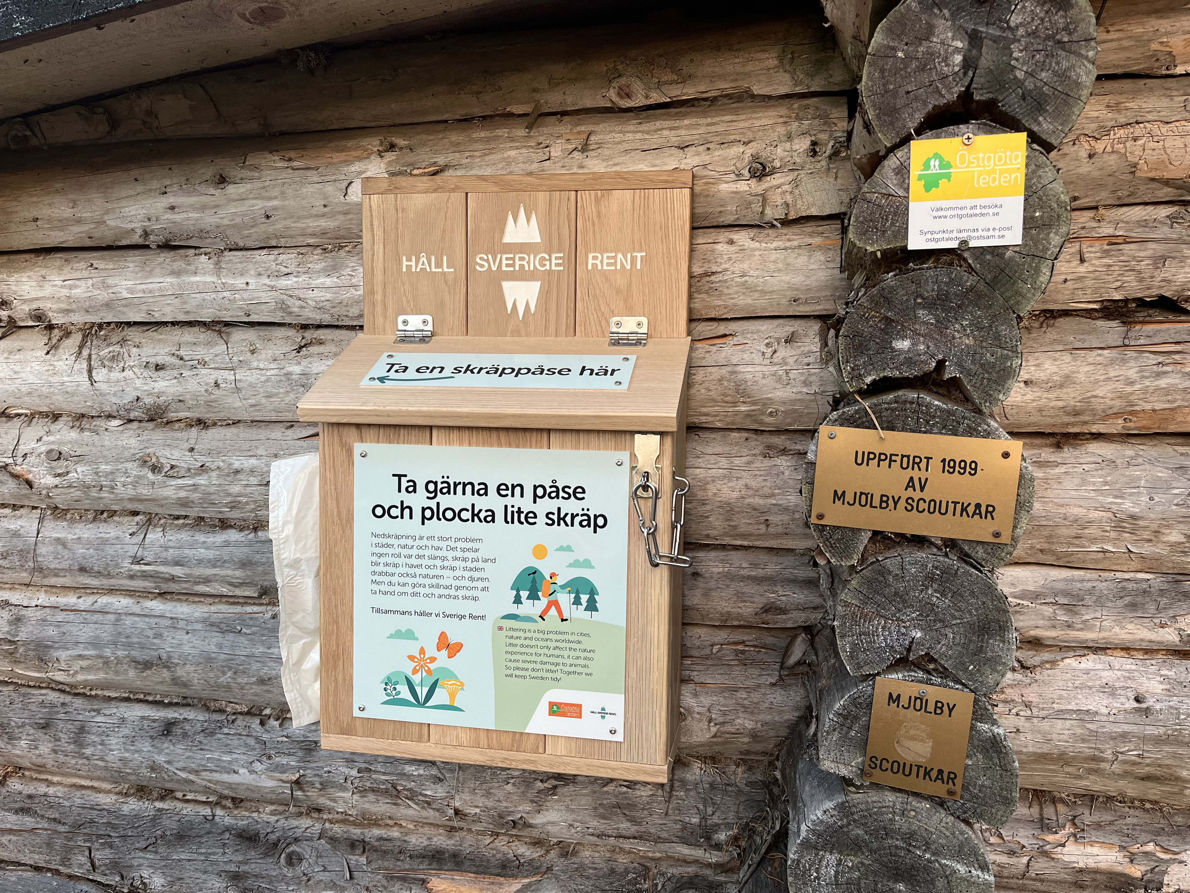 Påsholk monterad på vindskyddet.