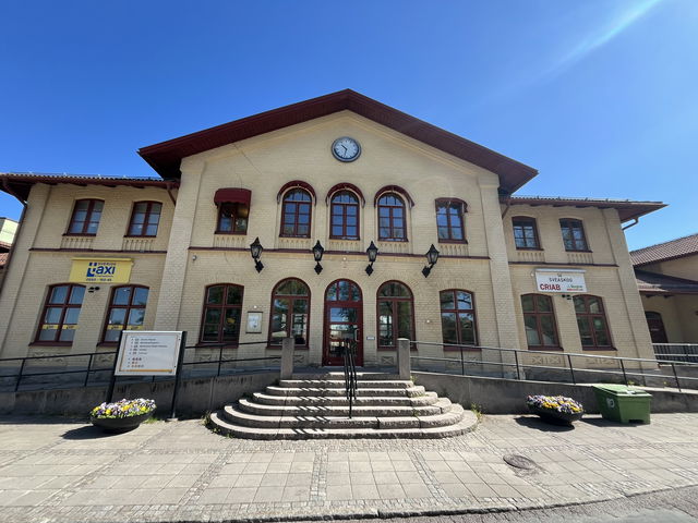 järnvägsstation i gult tegel