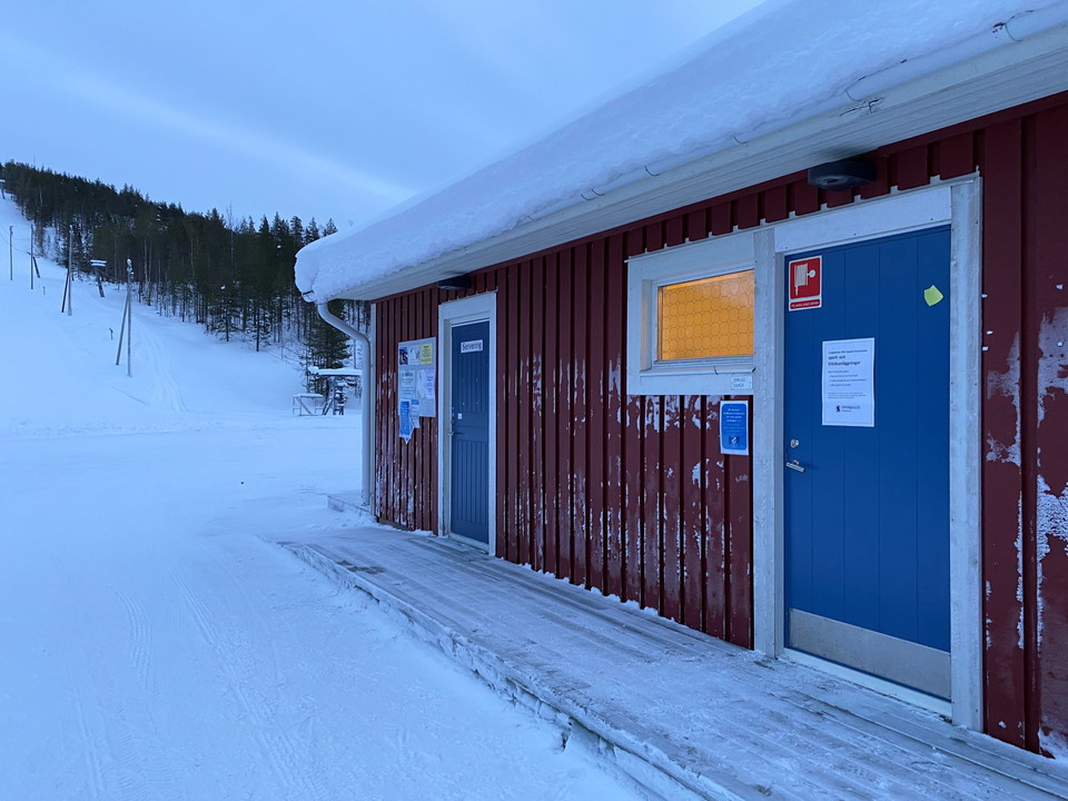 Showers and toilets are at the ski center