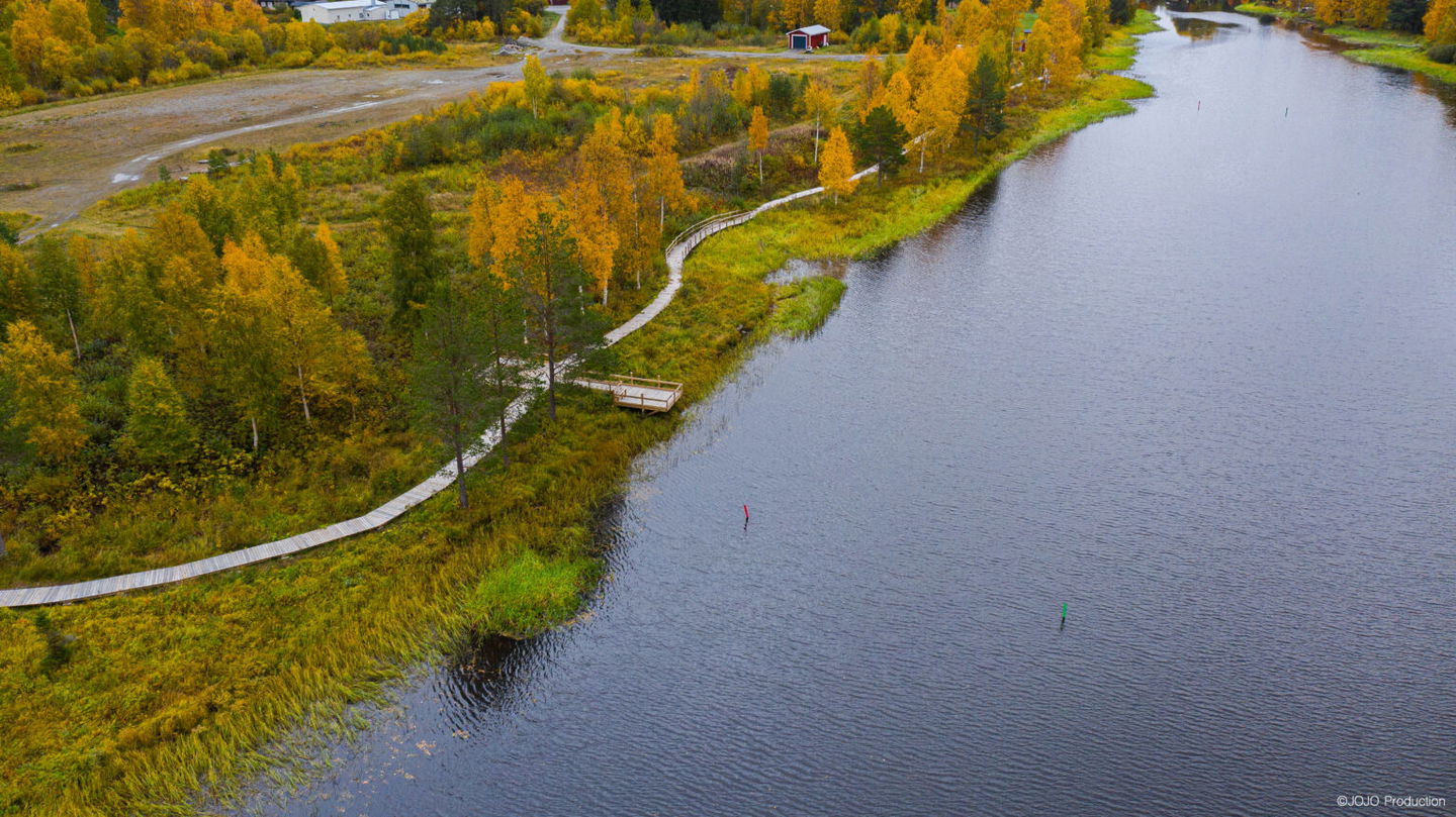 Flygbild över tillgängliggjord träramp med fiskeplats och sjö