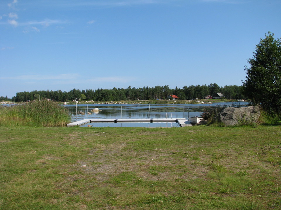 Gammel Annabadet med sand- och grässtrand och badbrygga