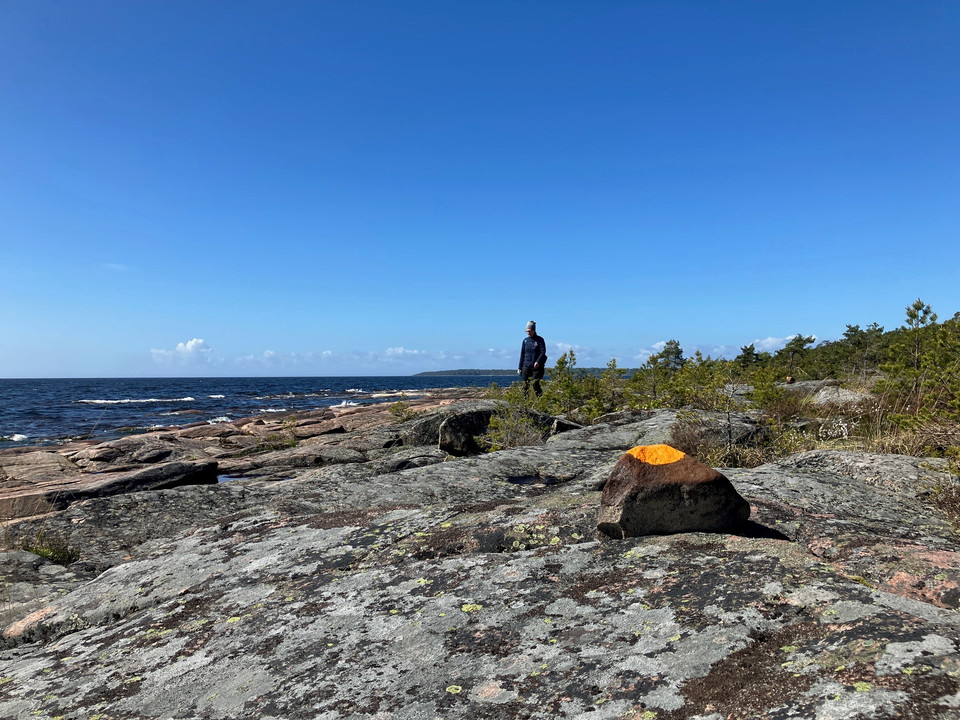 På sydsidan av ön går leden över renspolade berghällar