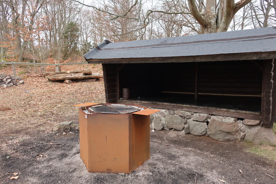 Vindskydd invid campingen 