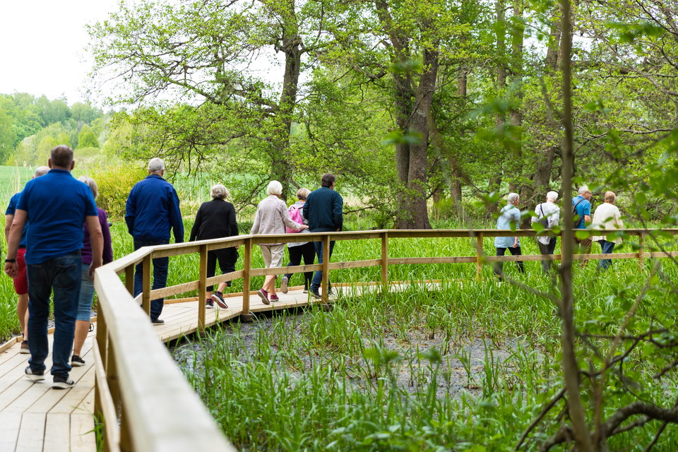 Flera personer deltog vid invigningen och ville testa den nya fina leden.