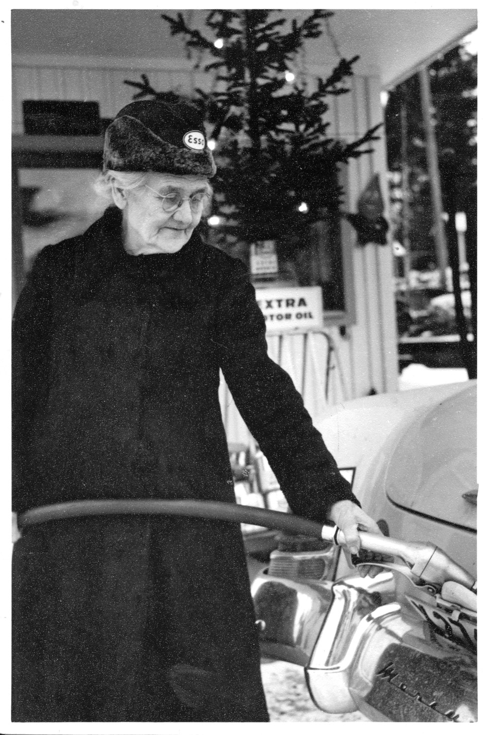 Kristina, Eriks fru arbetade gladeligen med att serva kunderna på Esso-macken. Kristina migrerade några år i ungdomsåren till Chicago men återvände och fann kärleken i Långhed.