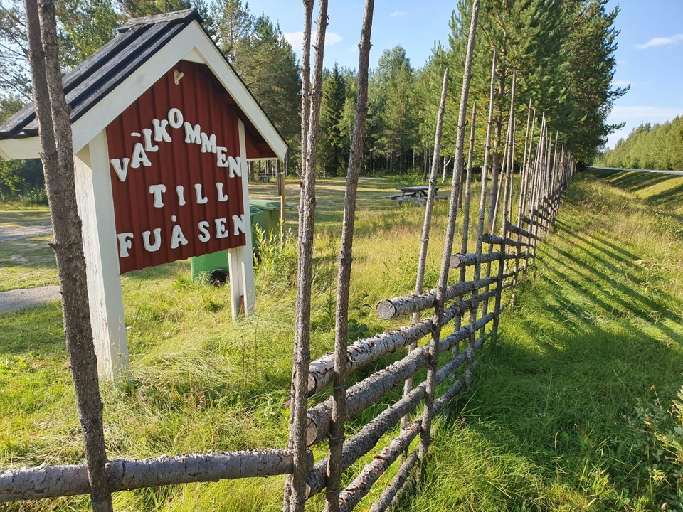 Skylt innanför gärdesgård