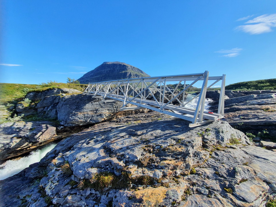 En balkbro över en jokk.