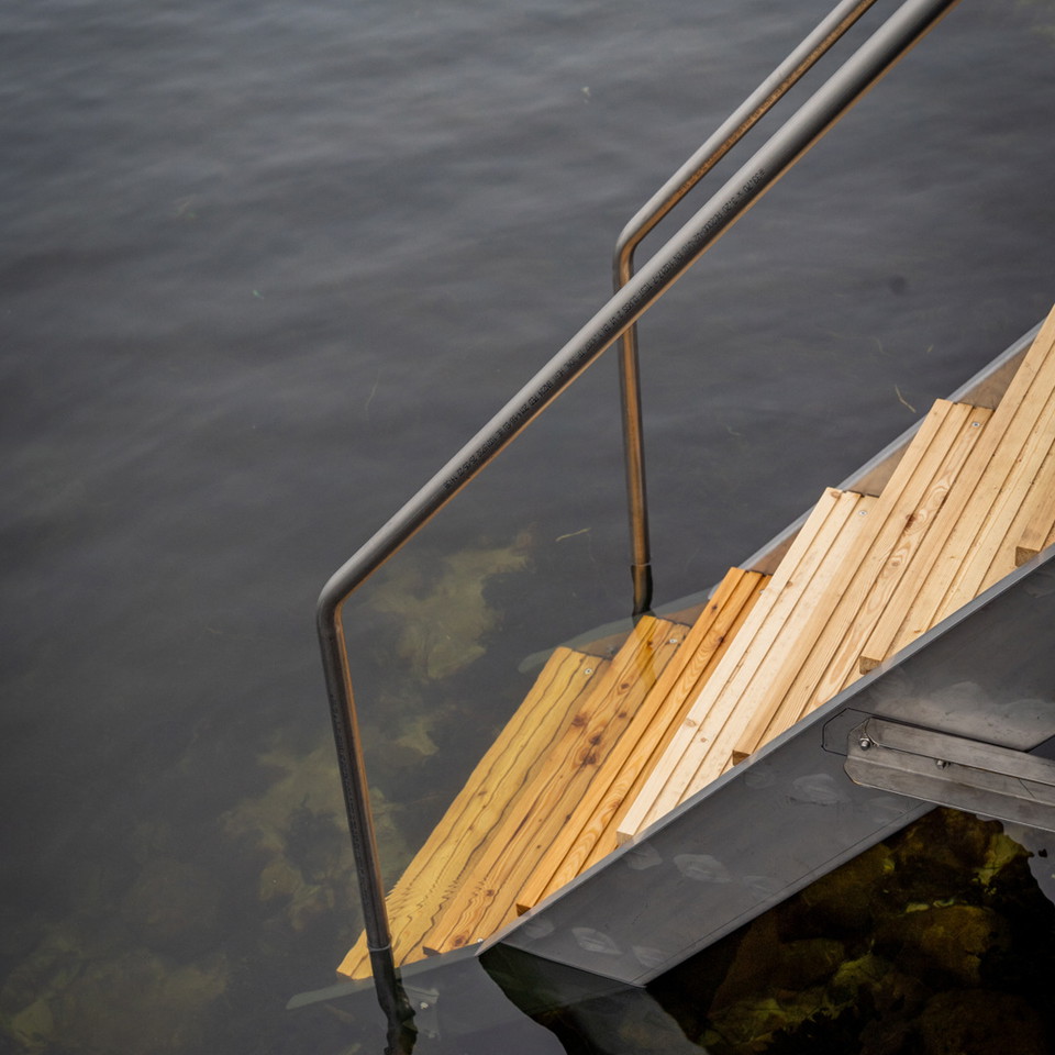 Närbild på badstege Tredenborgsudden