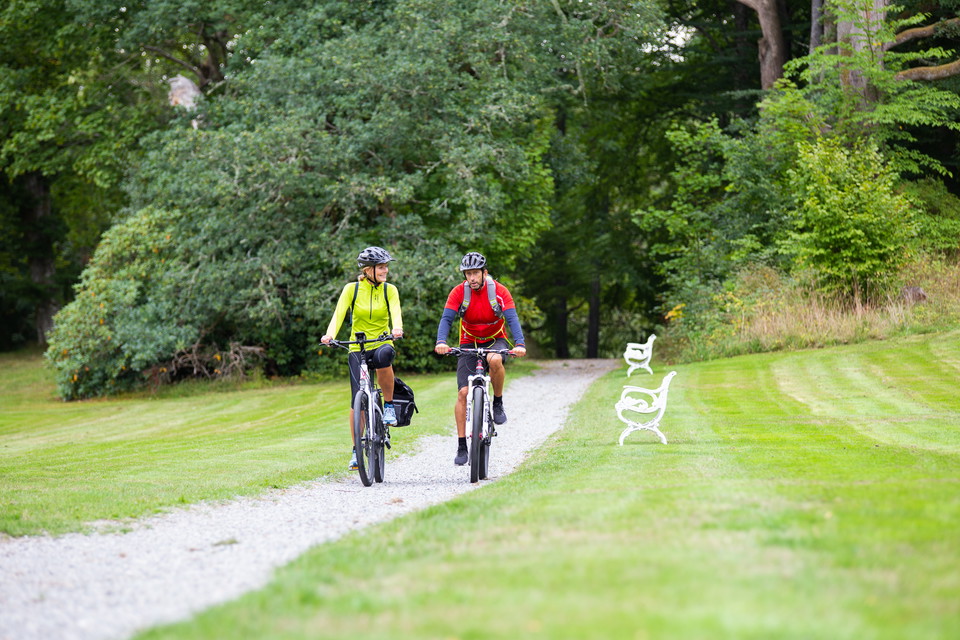 Två cyklister på grusväg längs Unionsleden