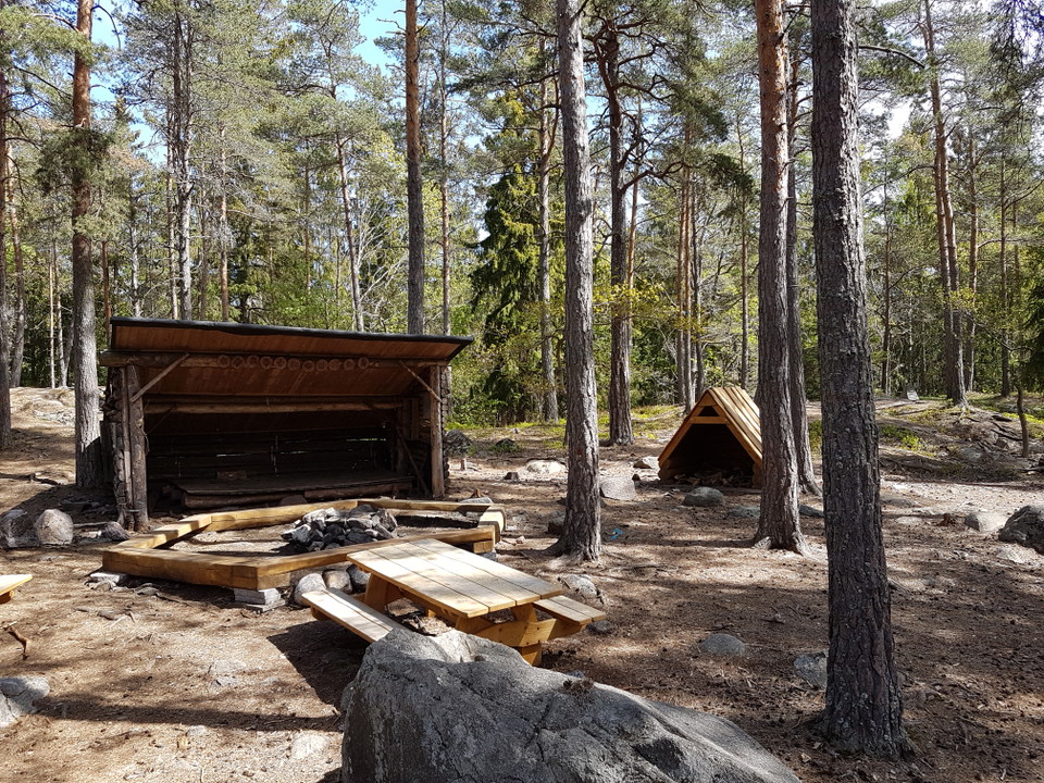 Knattekojan med eldplats och vedskjul. Foto Lidingö stad.