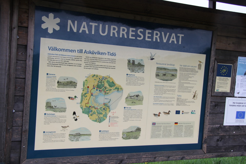 Informationstavla över naturreservatet.