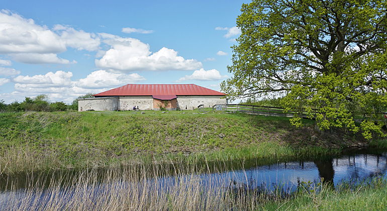 Lillö borgruin ligger väster om reservatet.