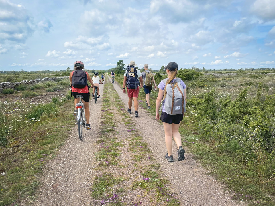 Vandrare och cyklist på grusväg