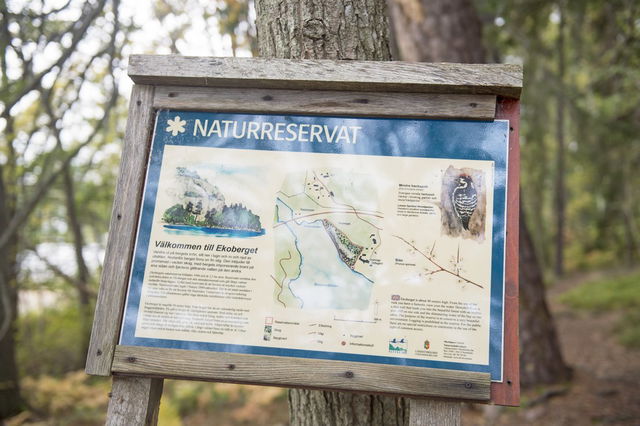 Informationsskylt vid södra entrén till Ekobergets naturreservat