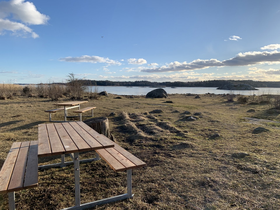 Rastplatsen vid Näsets södra udde, med utsikt över vattnet.