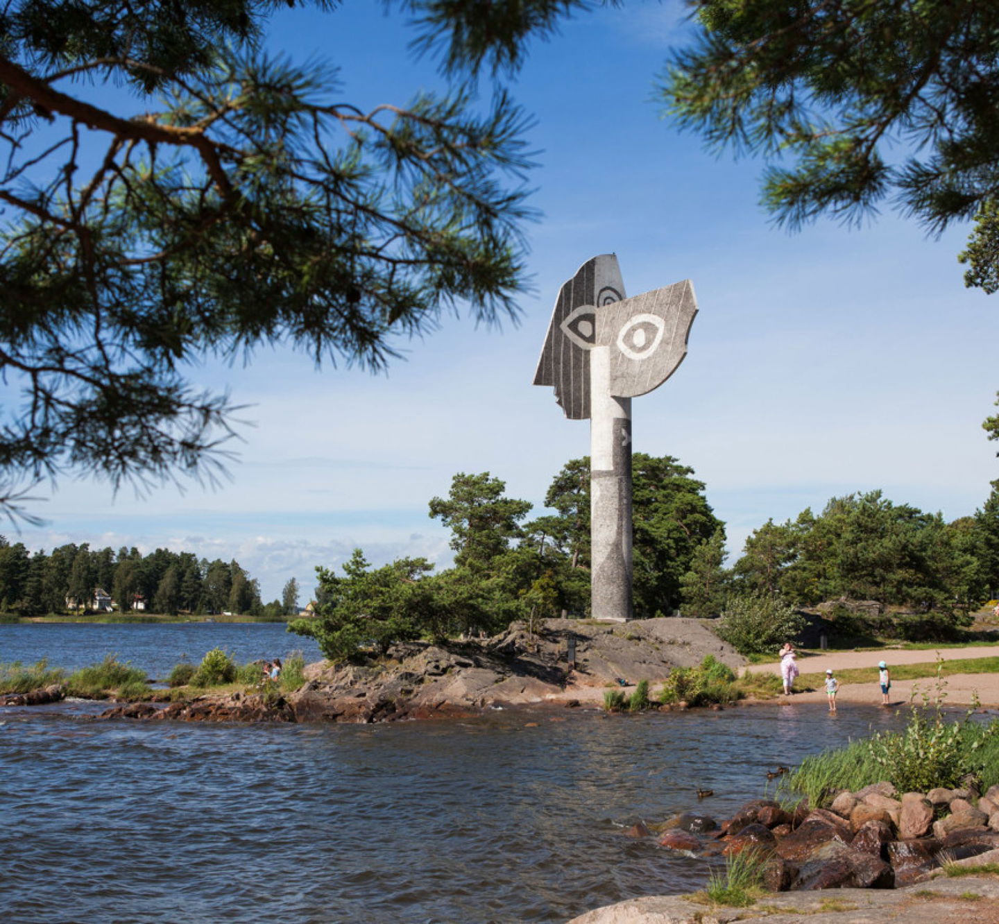Gå till utsiktsplatsen för att beundra Picassoskulpturen på bästa vis från land
