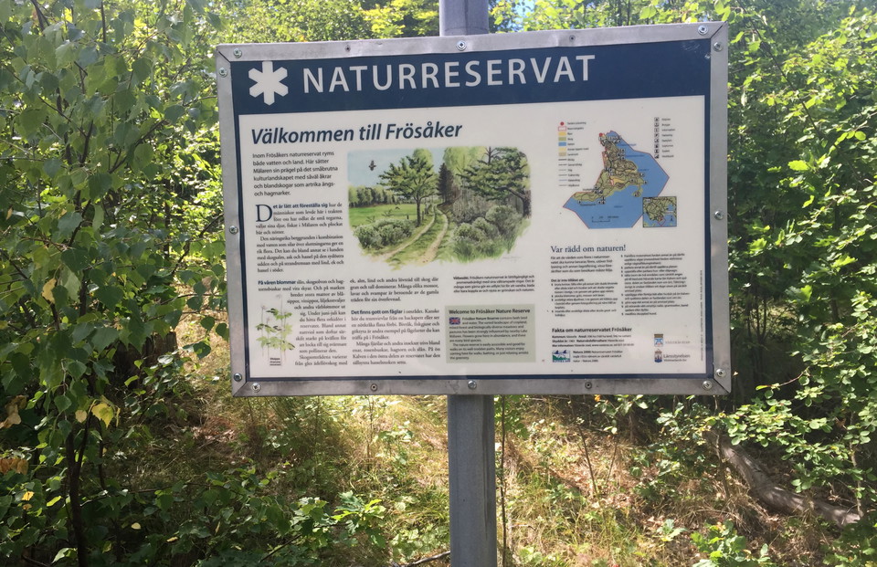 Informationstavla över naturreservatet.