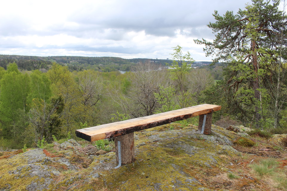 Längst upp kan du vila dig på en bänk.