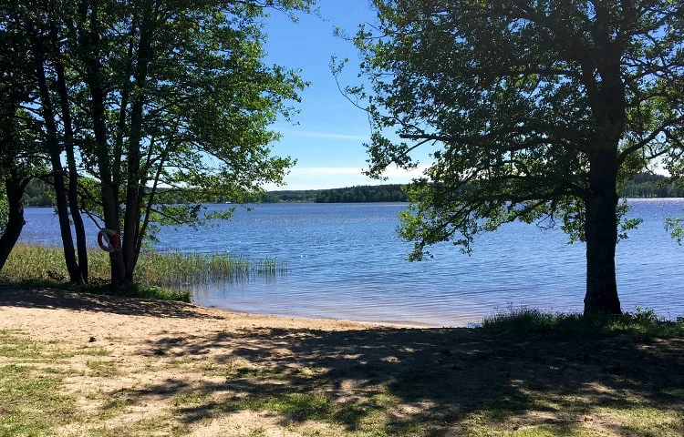 Svalka dig i sommarhettan – hitta härliga badställen i Väsbys sjöar