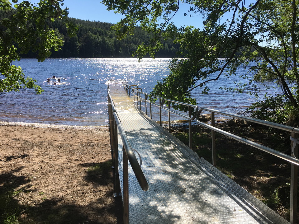 Tillgänglighetsanpassad badramp vid Ågelsjön