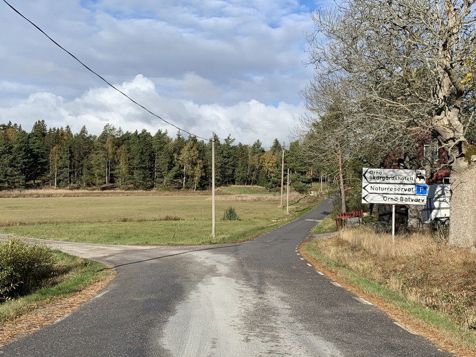Strax efter Sundby gård, sväng vänster. 