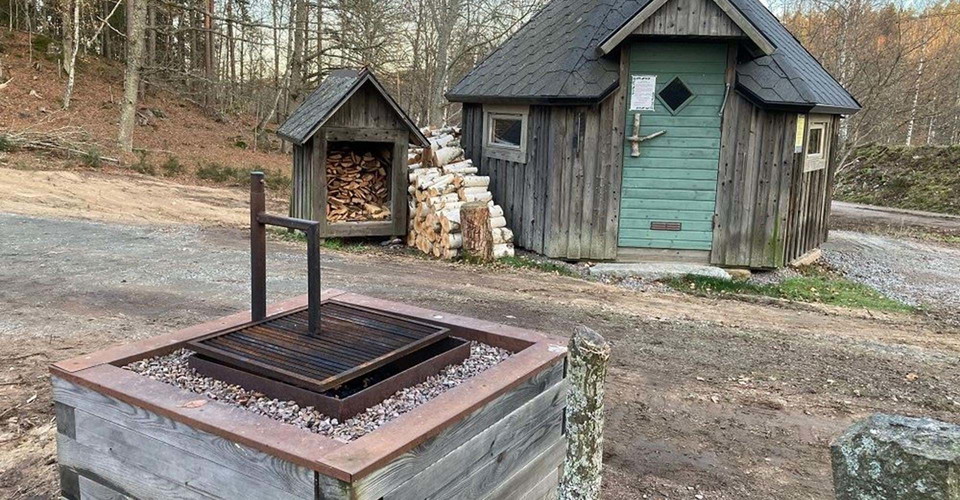 Rastplats med grillkåta i Åsens naturreservat