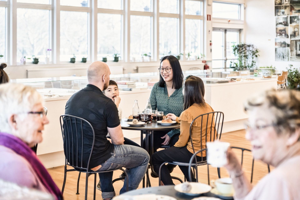 Fika på Sandgrund Lars Lerin