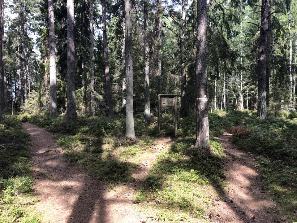 En informationsskylt finns i början/slutet av rundslingan.