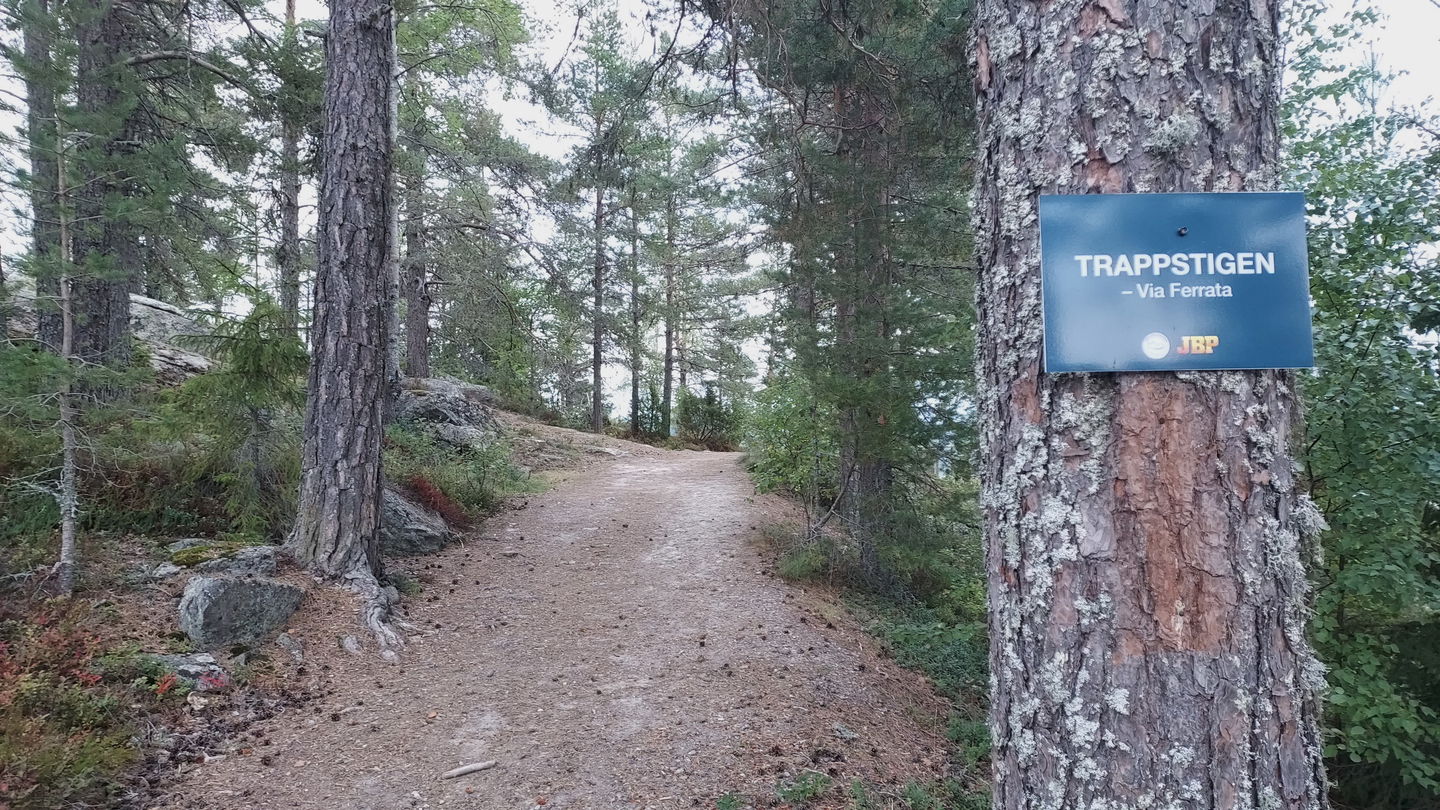 Utsiktsplatsen nås via Alpvägen