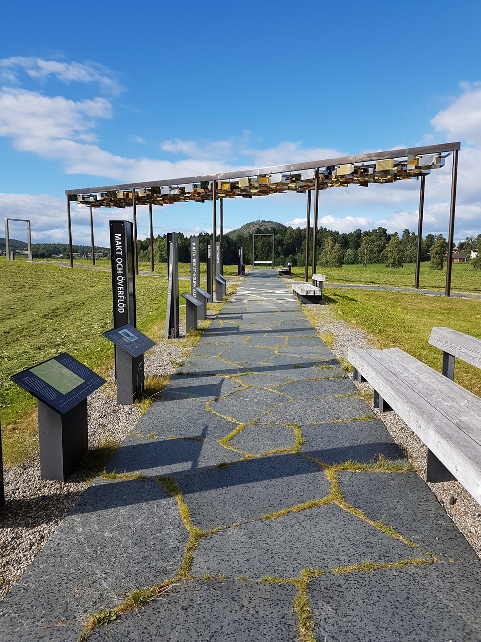 Vid starten för arkeologistigen finns en fast utställning med det här häftiga "taket" som ger vackra reflexer när solen skiner.