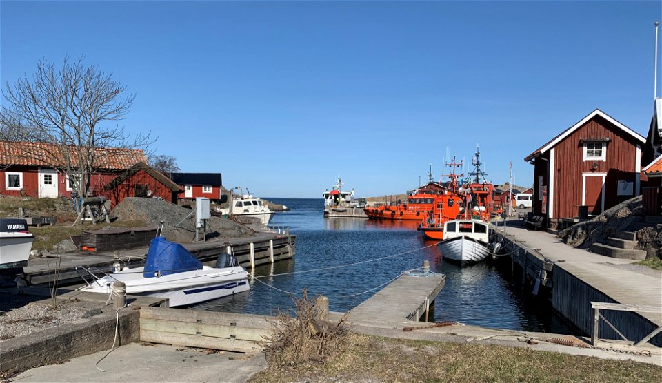 Västerhamn med turbåt och lotsstation. 