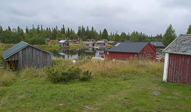 Sjöbodar av ålderdomlig typ med öppna gångar längs långsidorna.