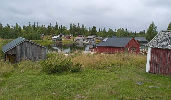 Sjöbodar av ålderdomlig typ med öppna gångar längs långsidorna.