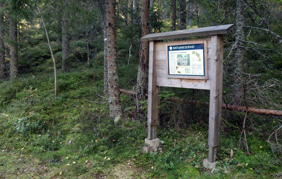 Informationstavla över naturreservatet.