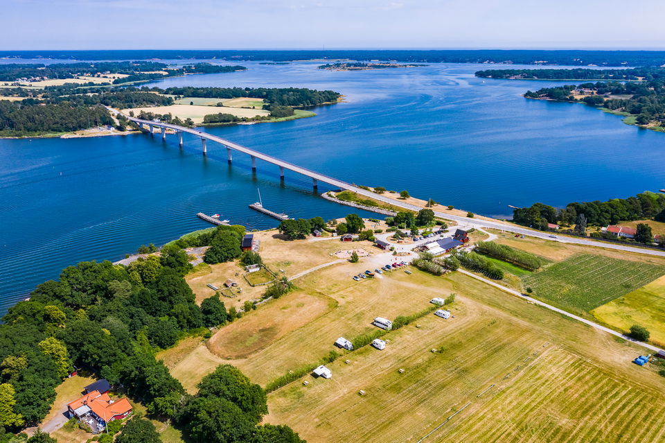 Flygbild över Ställplats vid Brofästet Senoren.